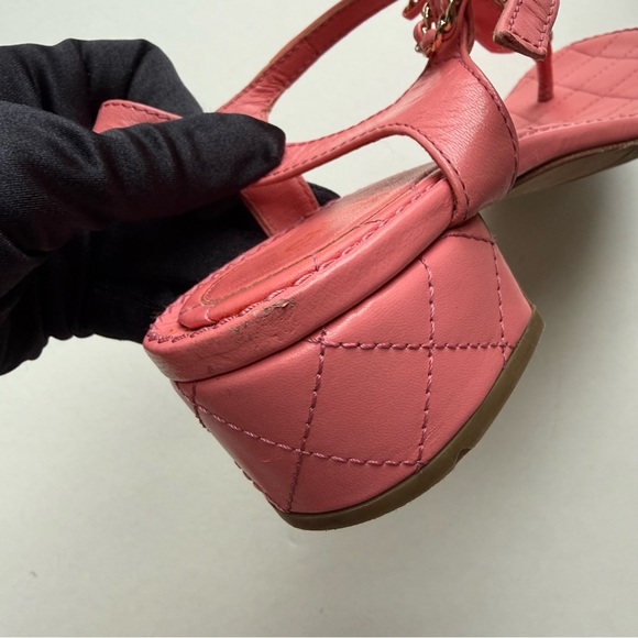 CHANEL Quilted Pink
Interlocking CC Logo T-Strap Sandals
Goatskin Size 38 - Picture 10 of 13